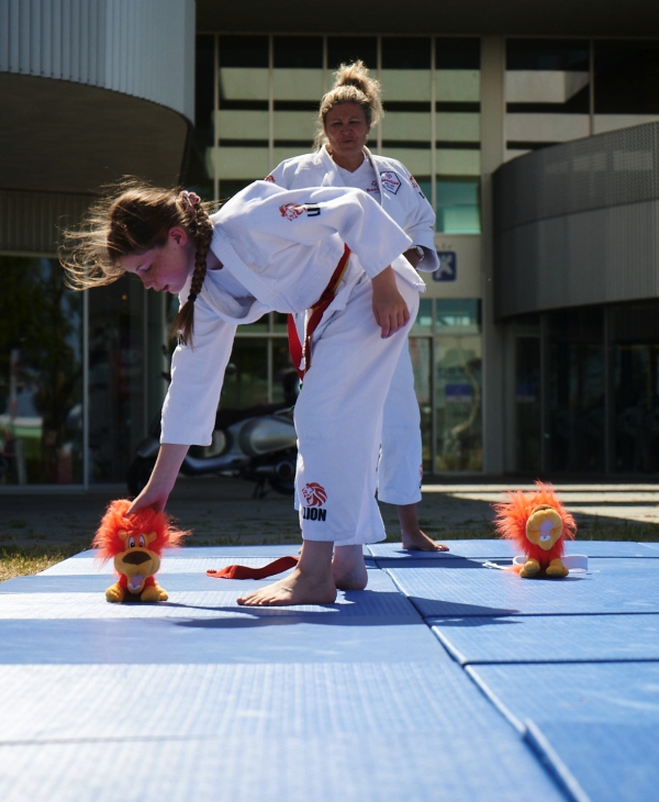 Sfeerbeeld: judoka's met knuffels op de mat